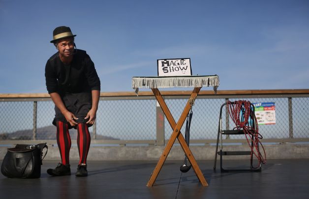 Gauging the potential crowd size, Lynx the Animator sets the stage for his magic and comedy act at Fisherman's Wharf. Photo: Mike Kepka, The Chronicle